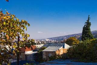 Дома для отпуска Mtatsminda Family Corner Тбилиси Дом для отпуска-13